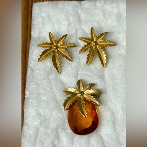 Sarah Coventry Signed vintage brooch and clip on earrings